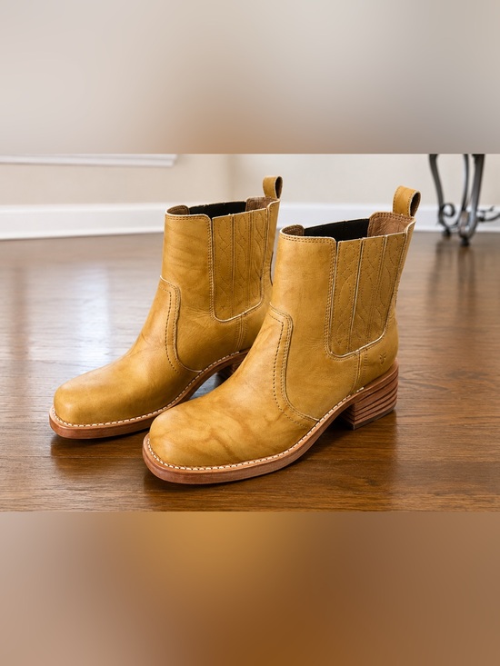 Frye Shoes - FRYE Campus Platform Chelsea Boot Banana size 8 Brand new